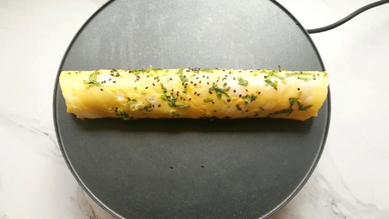玉米渣煎饼,从一头卷起,一个卷着油条的杂粮煎饼就做好啦!