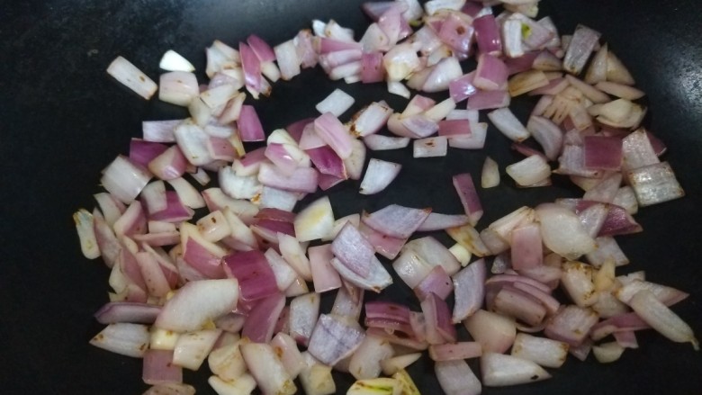 干煸牛肉丝,煸出水分,微黄即可。