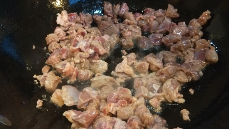 干煸牛肉丝,锅中倒入油烧热,倒入牛肉干煸。