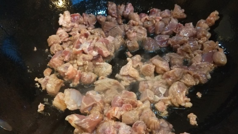 干煸牛肉丝,锅中倒入油烧热，倒入牛肉干煸。