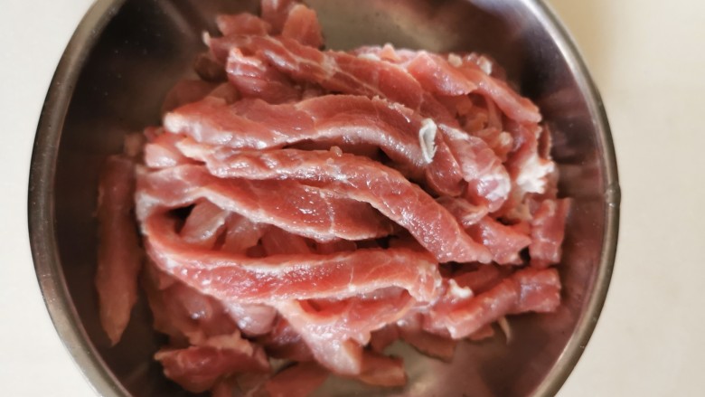 京酱肉丝,洗干净沥干水,切成肉丝。