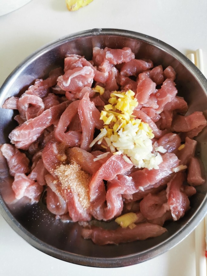 京酱肉丝,肉放姜蒜、油、<a style='color:red;display:inline-block;' href='/shicai/ 718'>料酒</a>、<a style='color:red;display:inline-block;' href='/shicai/ 692'>酱油</a>、<a style='color:red;display:inline-block;' href='/shicai/ 1117'>蛋白</a>、白<a style='color:red;display:inline-block;' href='/shicai/ 10588'>糖</a>、淀粉，捞均匀腌制30分钟。