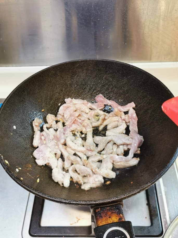 京酱肉丝,大火炒肉丝,至熟透。