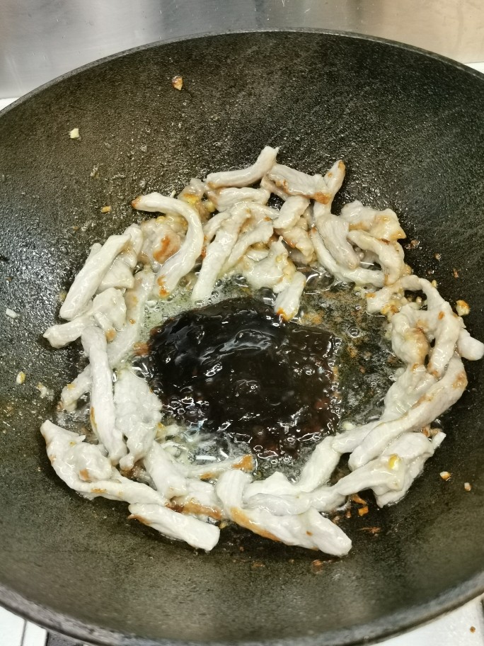 京酱肉丝,因为我做的量少,所以懒一点,把肉丝推锅边上,直接把甜面酱放中间,翻炒至闻到酱香味,把肉丝裹酱。