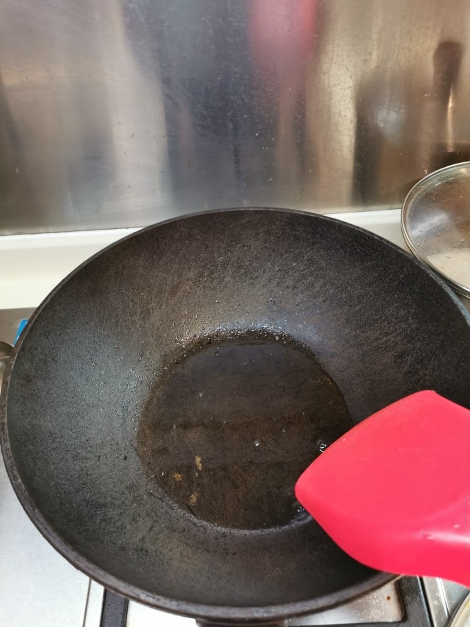 京酱肉丝,烧热锅下食用油,油量要多一些。
