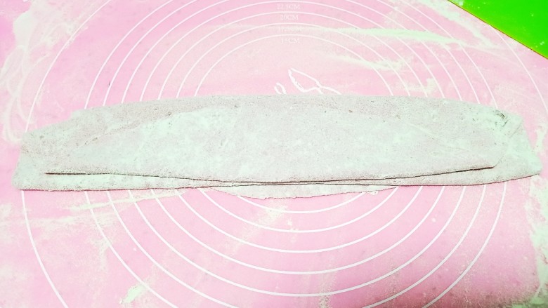羊肉、菠菜、火龙果手擀面,擀成薄片,折叠起来