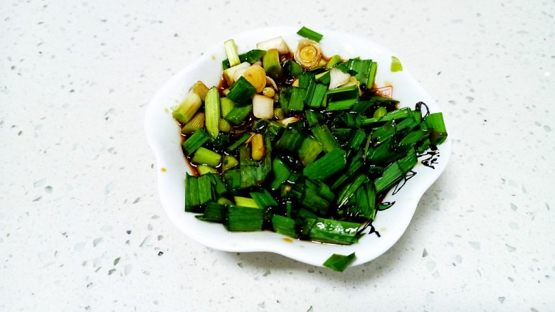 羊肉、菠菜、火龙果手擀面,<a style='color:red;display:inline-block;' href='/shicai/ 3349'>蒜苗</a>切碎加入上述调料,搅拌均匀