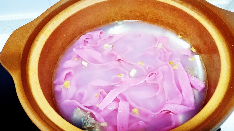 羊肉、菠菜、火龙果手擀面,锅中放入适量开水,放入姜碎、豆腐、羊肉再次滚开,放入面条