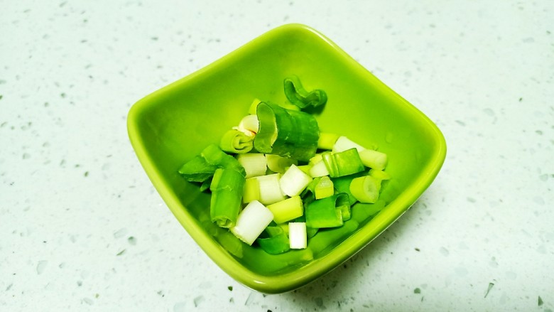 咸鸭蛋炒豆干、西葫芦,葱切碎