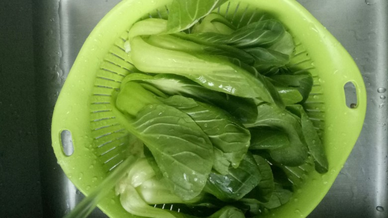 油菜豆腐,青菜用清水冲洗干净,沥干水份