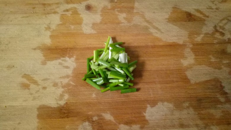 油菜豆腐,<a style='color:red;display:inline-block;' href='/shicai/ 157'>小葱</a>清洗干净,切成小段