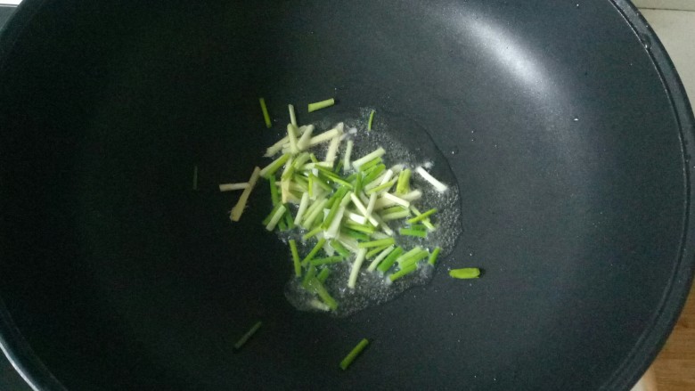 油菜豆腐,锅中加入适量色拉油烧热,加入葱姜