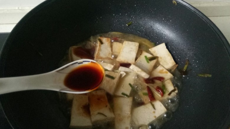 油菜豆腐,加入一勺<a style='color:red;display:inline-block;' href='/shicai/ 788'>生抽</a>