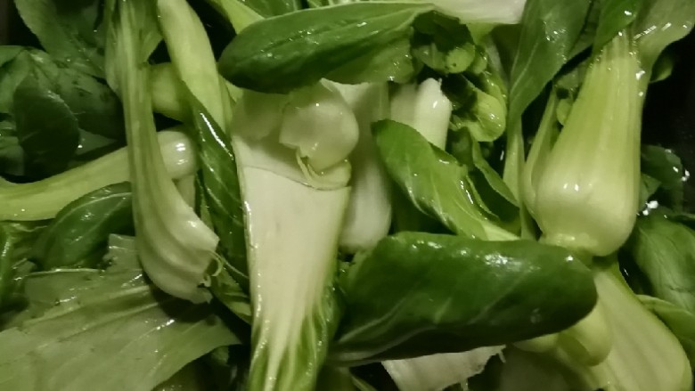 油菜炒虾仁,油菜用开水汆烫 水中加入一克盐 几滴食用油
汆熟捞出备用