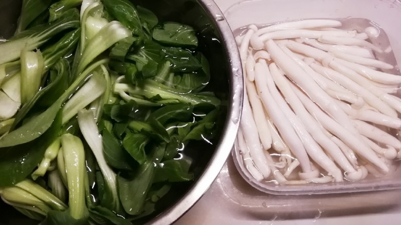 油菜炒虾仁,油菜清洗干净  白玉菇去根部 清洗干净