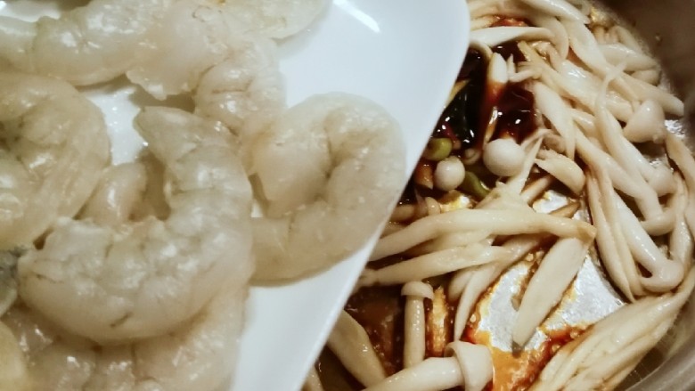 油菜炒虾仁,放入虾仁 快速翻炒