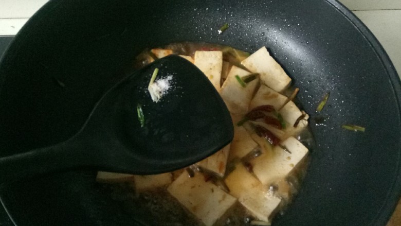 油菜豆腐,加入少许盐,翻炒均匀