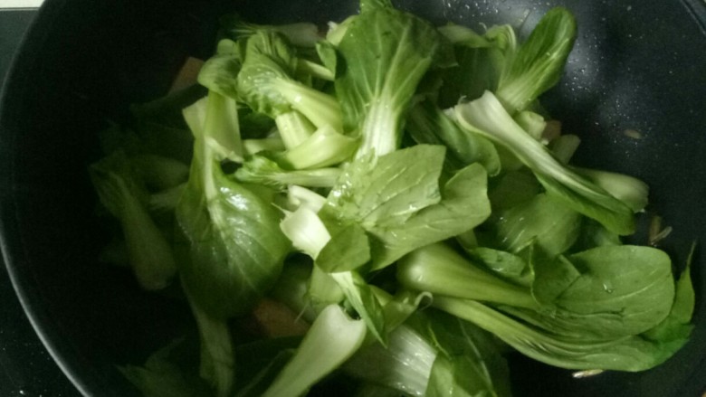 油菜豆腐,大火煮开,加入青菜