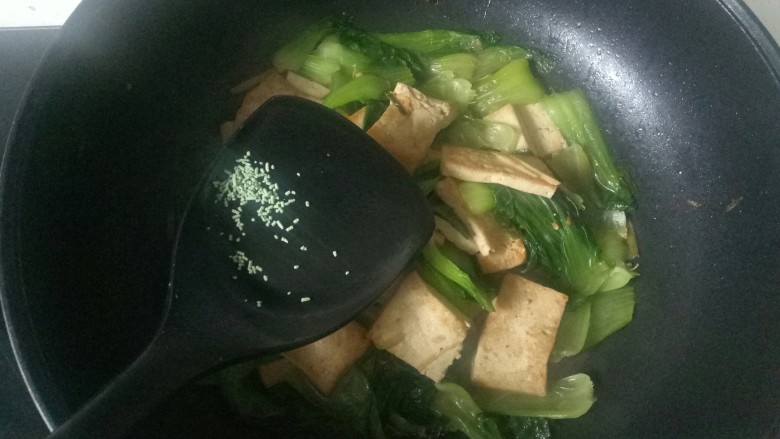 油菜豆腐,盖上锅盖,煮至青菜熟,加入适量<a style='color:red;display:inline-block;' href='/shicai/ 756'>鸡精</a>调味,翻炒均匀
