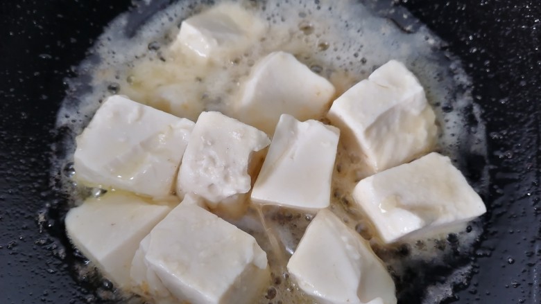 油菜豆腐,锅内放油烧热先将豆腐煎一下然后盛出备用,这里应该选用老豆腐煎的效果会更好