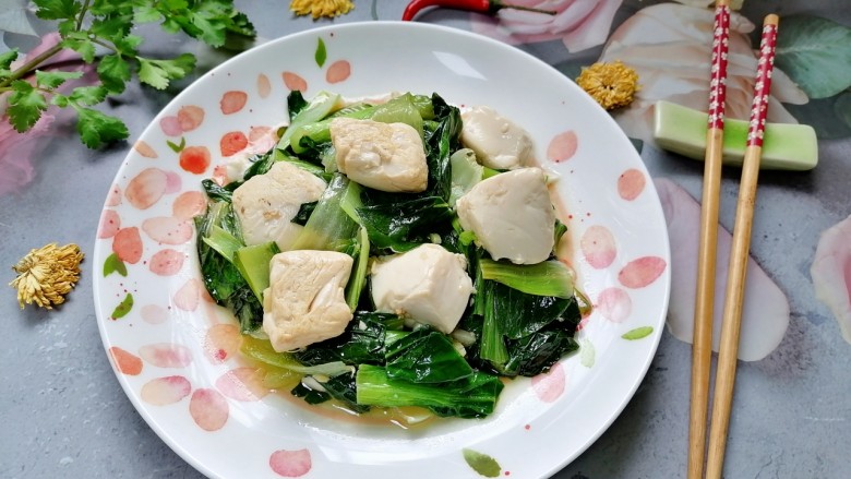 油菜豆腐,装盘拍上成品图,一道清爽又营养的油菜豆腐就完成了。