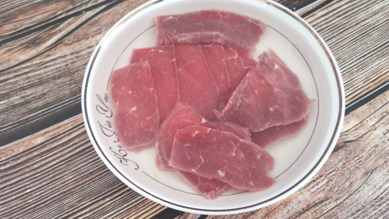 金针菇牛肉卷,牛肉放水里浸泡30分钟