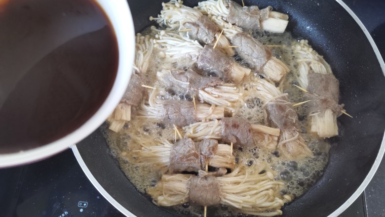 金针菇牛肉卷,倒入汤汁,大火烧开转中火烧2-3分钟