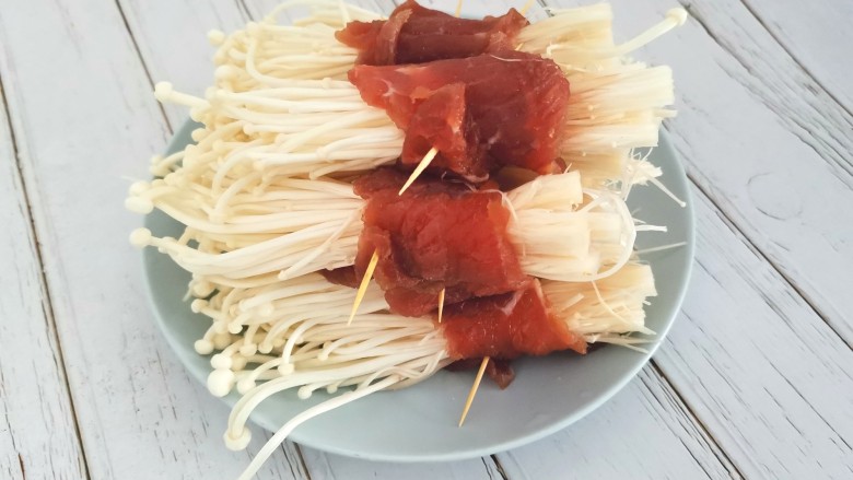 金针菇牛肉卷,腌好的牛肉包少量的金针菇,用牙签固定