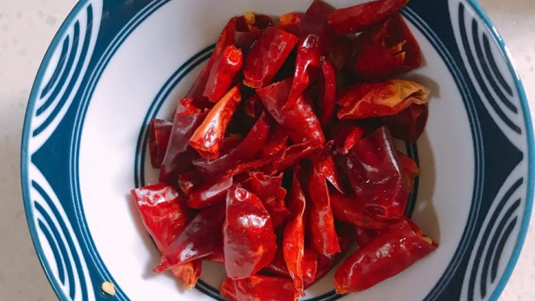 干煸牛肉丝,<a style='color:red;display:inline-block;' href='/shicai/ 86474'>干辣椒</a>剪断,去掉辣椒籽。