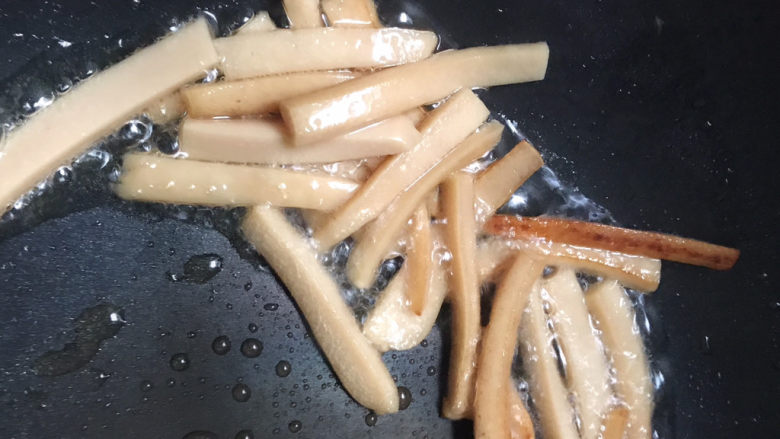 家常炒米粉,锅热油后,下火腿肠翻炒至有点金黄色(用中火就好,避免粘锅)