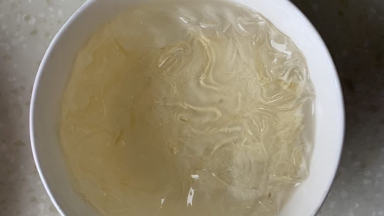 芒果慕斯蛋糕,吉利丁片提前泡适量凉白开(夏天用冰水)软化