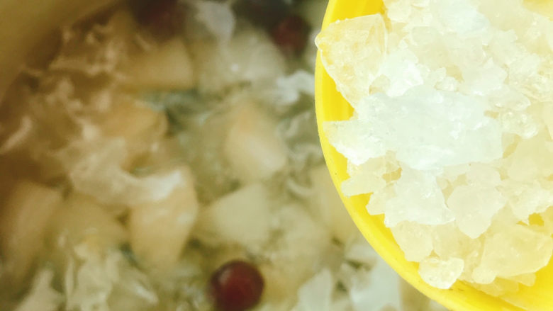 银耳雪梨糖水,放入碎冰糖
