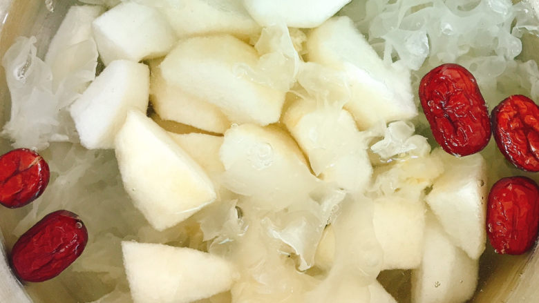 银耳雪梨糖水,红枣划个口,所有材料放入锅中