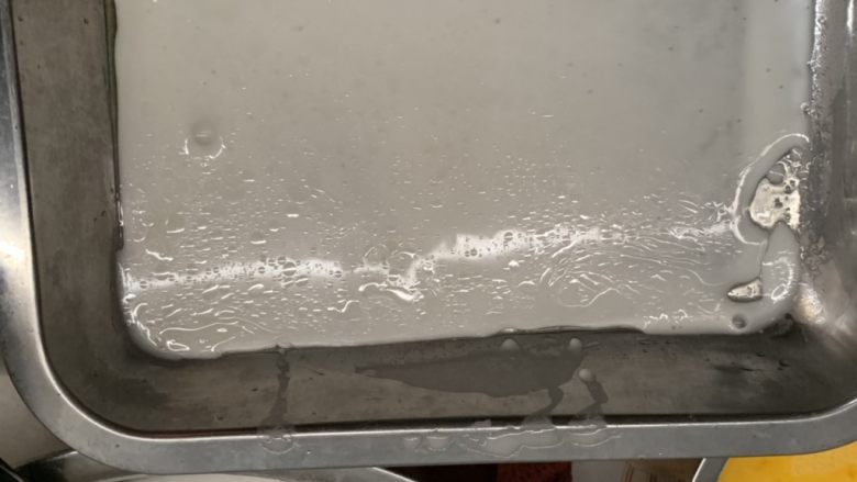 自制肠粉,生粉,粘米粉,20g油水全部倒入搅拌均匀,然后勺2勺倒入刷油的盆中。