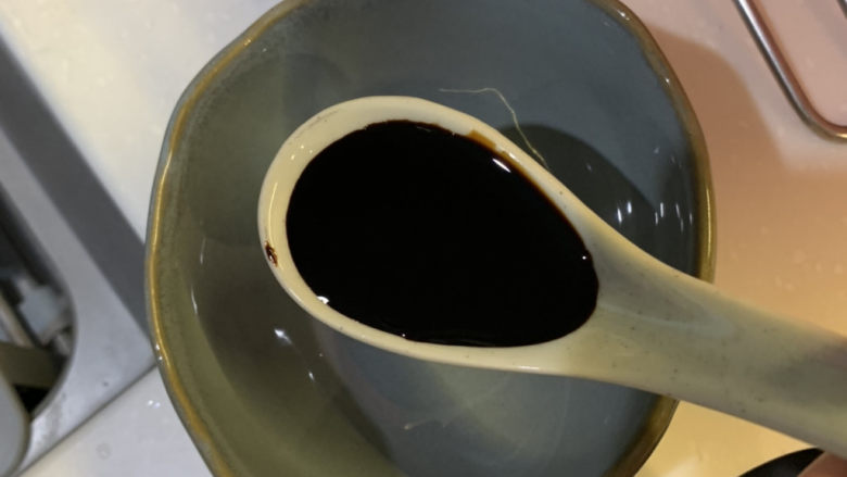 肠粉料汁配方,碗里加入1勺<a style='color:red;display:inline-block;' href='/shicai/ 762'>老抽</a>