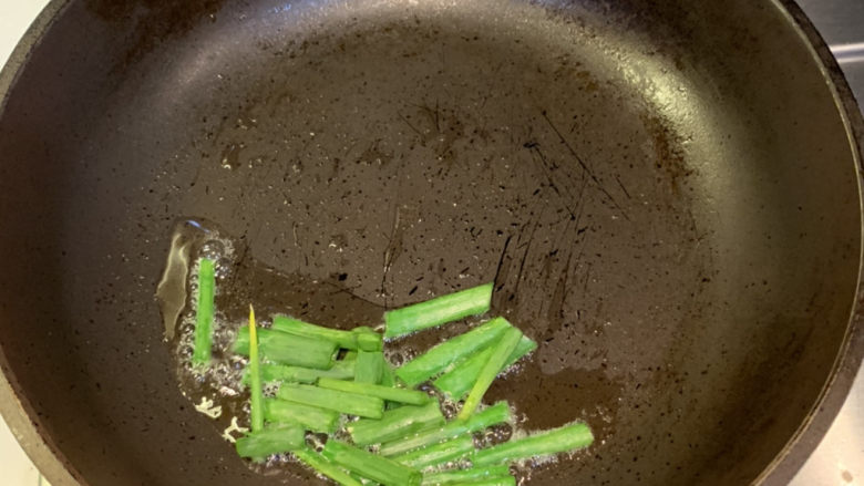 肠粉料汁配方,冷锅热油，放入切好的葱段，小火慢煎