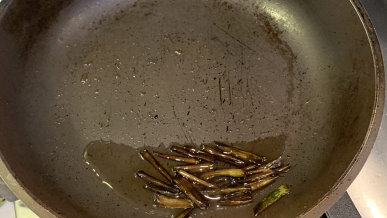 肠粉料汁配方,煎至5成熟，把葱捞出锅，扔掉