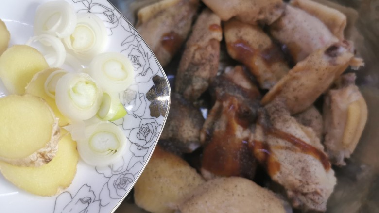 爆好吃的家庭版香酥炸鸡,葱姜也撒进去