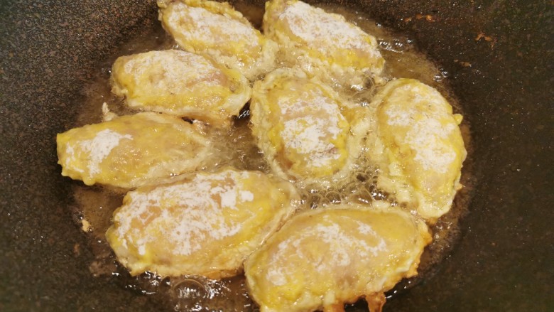 爆好吃的家庭版香酥炸鸡,放满鸡翅中,开始煎炸