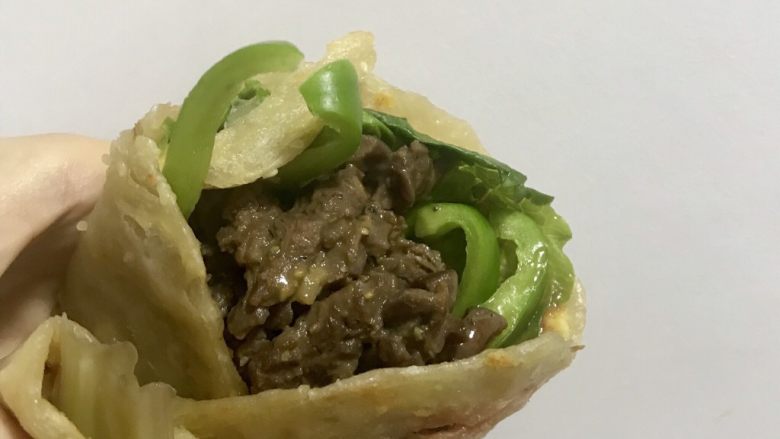 嫩牛五方,平底锅热锅，中小火煎<a style='color:red;display:inline-block;' href='/shicai/ 4071'>手抓饼</a>，<a style='color:red;display:inline-block;' href='/shicai/ 4071'>手抓饼</a>要常翻面，用勺按压饼周围，微微焦就可以了