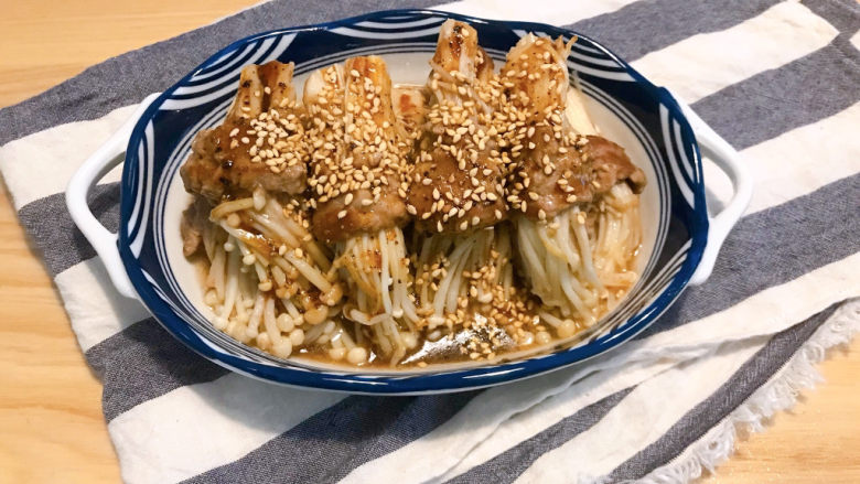 金针菇牛肉卷,最后交到金针菇牛肉卷上,撒上芝麻。