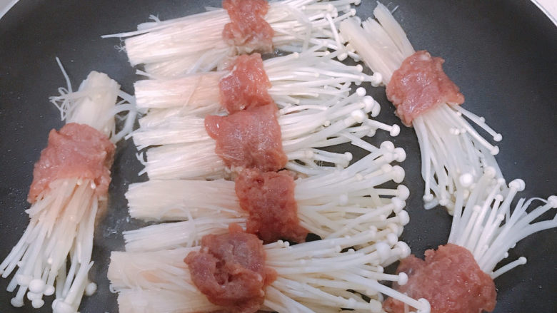金针菇牛肉卷,锅里下少量油,把金针菇牛肉卷敷上。煎到金针菇变软还有牛肉熟了,然后夹到盘里。