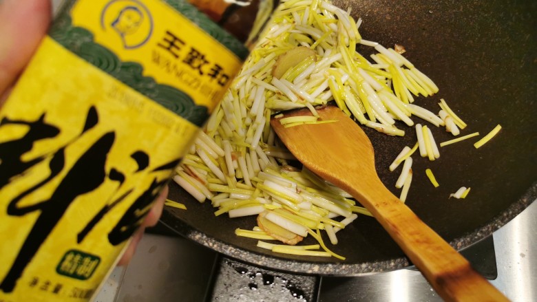 猪头肉炒蒜黄,翻炒几下,倒入少许<a style='color:red;display:inline-block;' href='/shicai/ 718'>料酒</a>