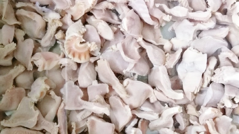 紫甘蓝麻油拌鸡胗,鸡胗洗净切成薄片,锅里烧开水下入煮2分钟盖上盖子焖3分钟,注意一定要掌握好时间,要不然煮老了口感就不好了。煮好以后过凉水冲洗干净,控干水份,放入精盐、<a style='color:red;display:inline-block;' href='/shicai/ 788'>生抽</a>拌匀。
