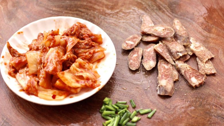 辣白菜炒土豆片,把<a style='color:red;display:inline-block;' href='/shicai/ 2863'>辣白菜</a>用手撕成大小一致的片状,腊肠用刀斜切成薄片,再切点小葱留着最后用。
