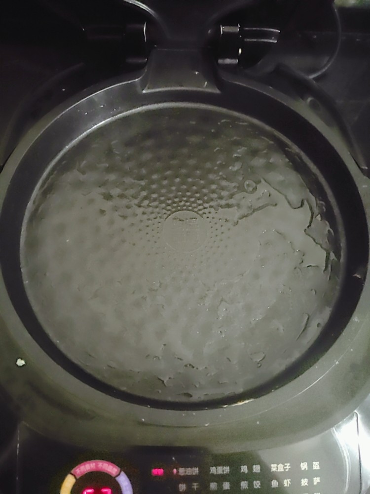 鸡蛋灌饼,取出适量的油,不需要太多,只要把锅底抹薄薄的一层就可以。