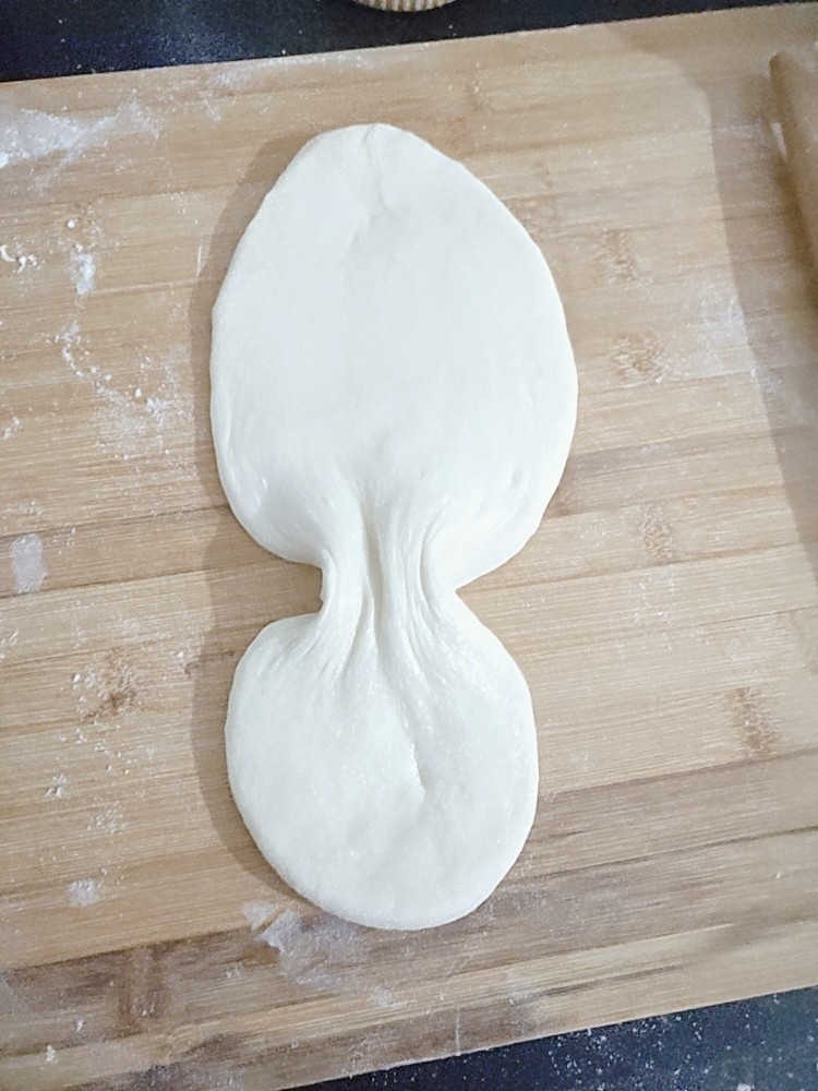 鸡蛋灌饼,把长条夹一下,留出一边长一边短。