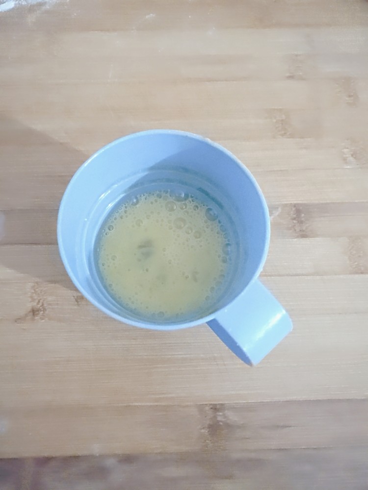 鸡蛋灌饼,取出一枚鸡蛋把它打碎 备用。