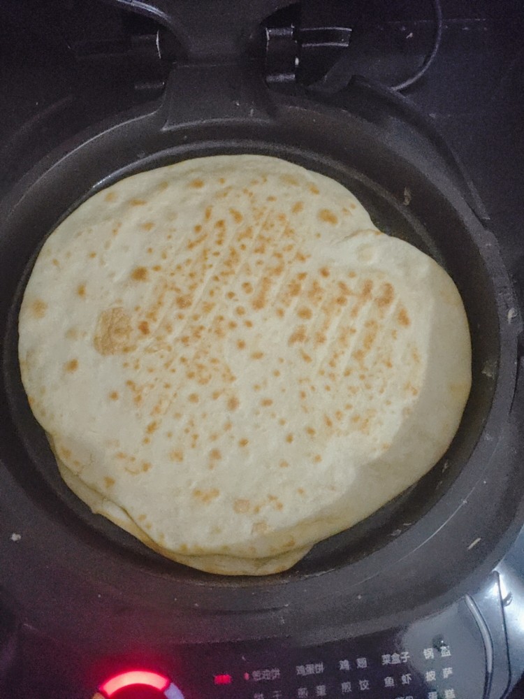 鸡蛋灌饼,把面饼烙成两边金黄,鸡蛋饼就好了