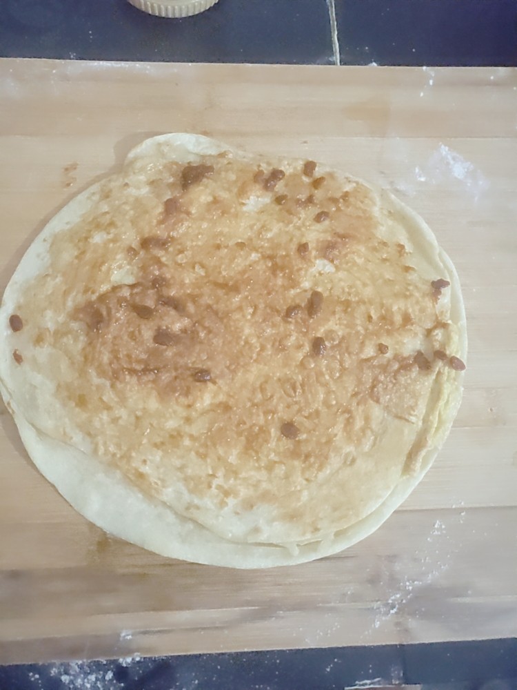 鸡蛋灌饼,取出鸡蛋饼,涂抹黄豆酱。
